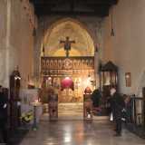 Non ci resta ora che entrare, per venire cos� avvolti in un�atmosfera che ci trasporta nel vicino Oriente. La lingua greca risuona nei canti della lunga liturgia...